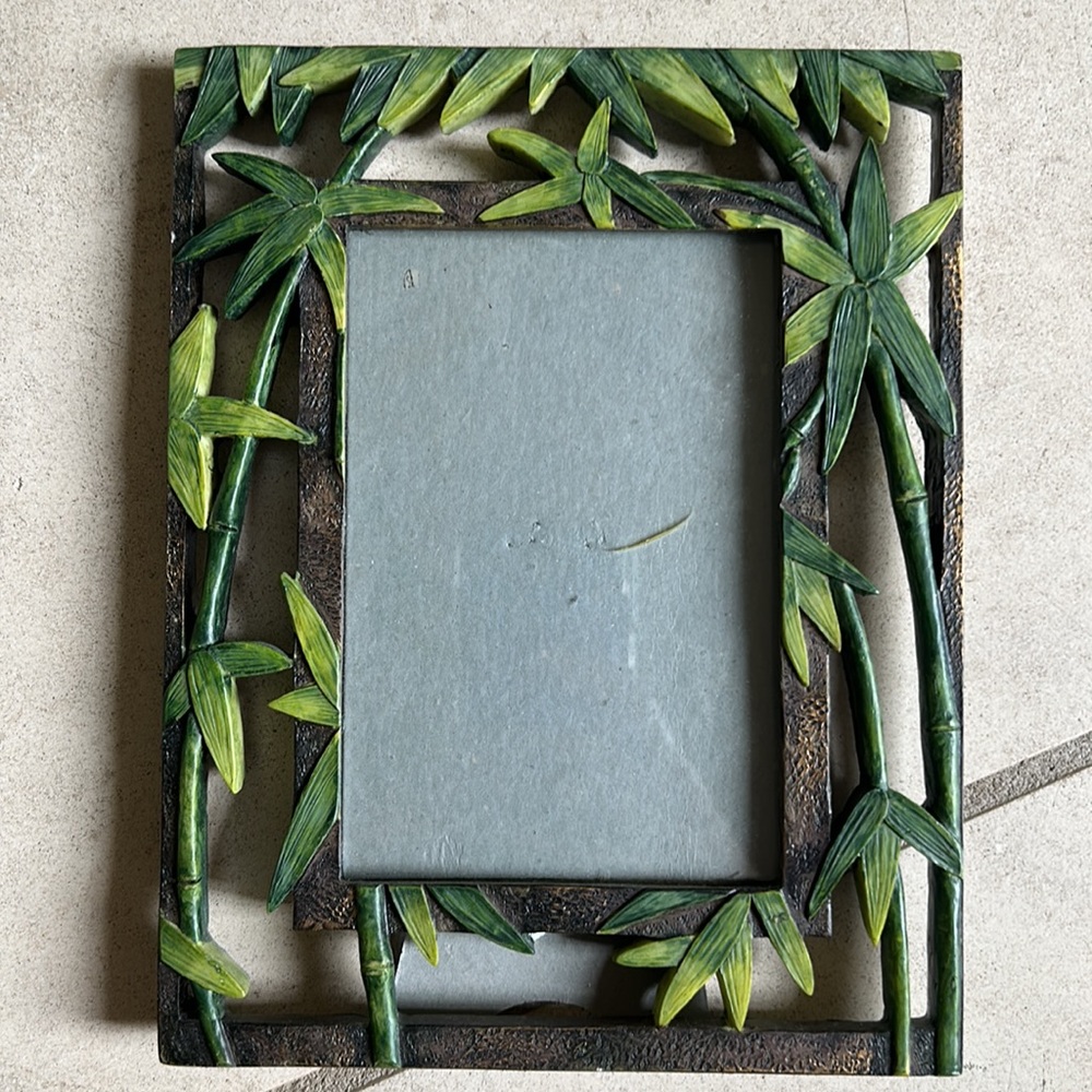 Jungle picture frame for 4”x6” photos.  Perfect gift!